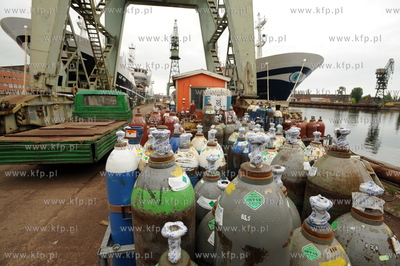 Stocznia Gdanska w niedziele. n/z butle z gazem 17.05.2009...