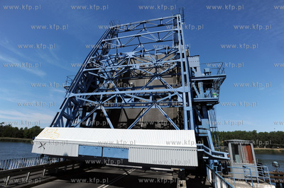 Dziwnow. Drogowy most zwodzony na rzece Dziwnie laczacy...