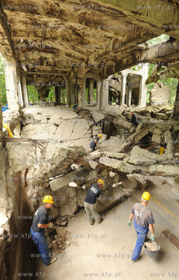 Westerplatte. Prace remontowe na terenie dawnych koszar...