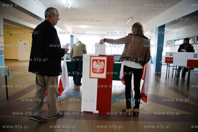Gdansk. Obwodowa Komisja Wyborcza nr 80 w Gimnazjum...