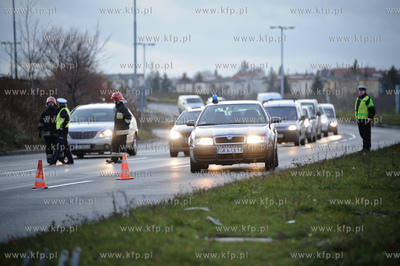 Kierowca samochodu ciezarowego po awarii jednego z...