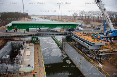 Montaz wazacych 135 ton dwoch sekcji przesla zwodzonego...