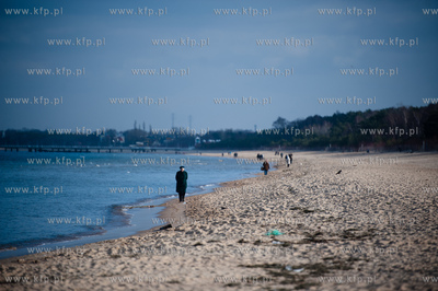 Gdansk. Sloneczne popoludnie na plazy w Jelitkowie.
09.03.2012
fot....