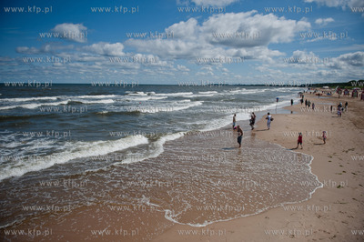 Gdansk. Czerwona flaga wywieszona na plazy w Jelitkowie...