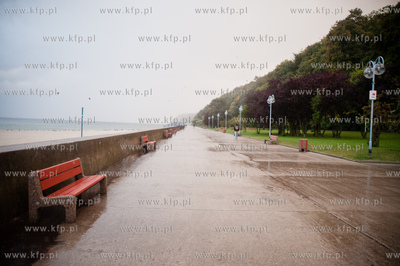 Gdynia. Jesienna, deszczowa pogoda na plazy miejskiej...