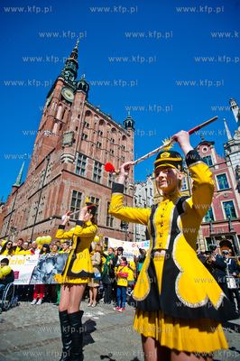Gdansk. Ul. Dluga. Korowod Pol Nadziei z udzialem Orkiestry...