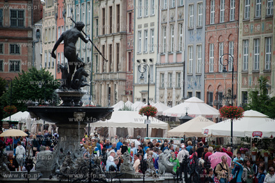 Gdansk. Dlugi Targ. Pelne turystow ulice starego miasta....