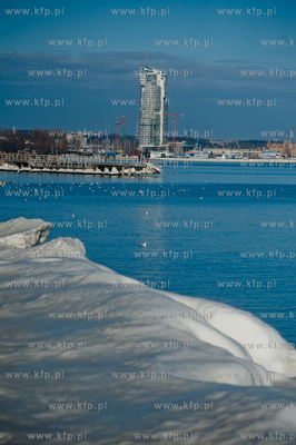 Sloneczny, zimowy dzien na plazy w Gdyni.
08.02.2014
fot....