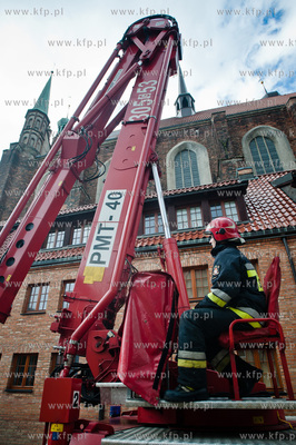Gdansk. Akcja ratunkowa kaczki krzyzowki oraz jej nowo...