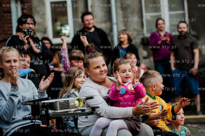 Gdansk. Podworko ulic Robotniczej i Jana z Kolna. Sasiedzi...