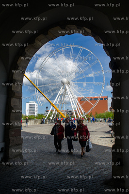 Gdansk. Montaz kola widokowego na Wyspie Spichrzow.
18.05.2015
fot....