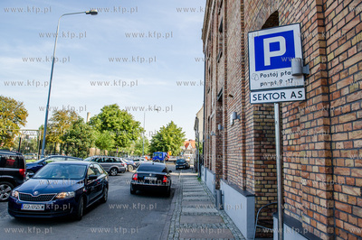 Gdansk. Ul. Rycerska. Wprowadzona strefa platnego parkowania.
03.08.2015
fot....
