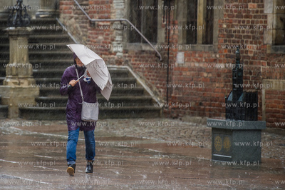 Gdańsk. Długi Targ. Intensywne opady deszczu i silne...