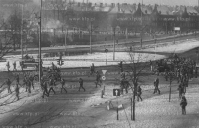 Stan wojenny na ulicach Gdanska, atak milicji na manifestantow...