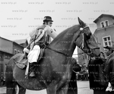 Kon z Kaszubem na grzbiecie podczas swieta na Rynku...