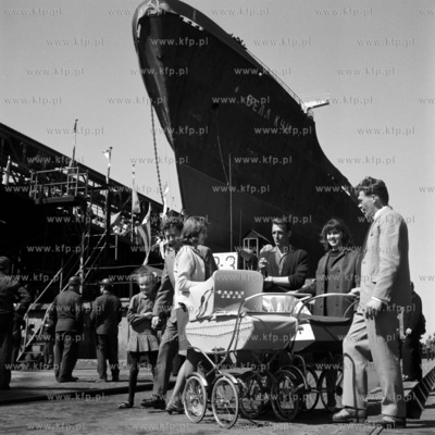 Wodowanie statku to rowniez atrakcja dla calych rodzin....