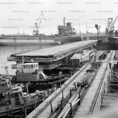 Zaloga Stoczni im Komuny Paryskiej w Gdyni zmontowala...