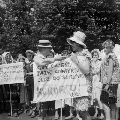 Grupa młodzieży zachęca turystów do przyjazdu do...