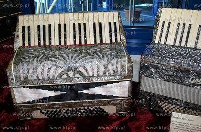 Wystawa akordeonow w krzywym domku na sopockim deptaku....