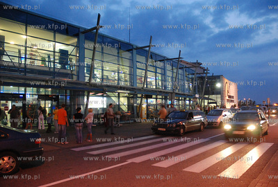 Gdansk Rebiechowo. Lech walesa Ari Port noca.
10.08.2007
fot....