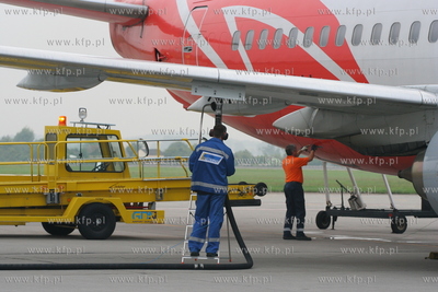 Gdansk , Rebiechowo Nz. Tankowanie Boeing 737 linii...