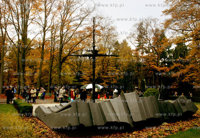 Swieto Zmarlych na szczecinskim cmentarzu centralnym.
Jest...