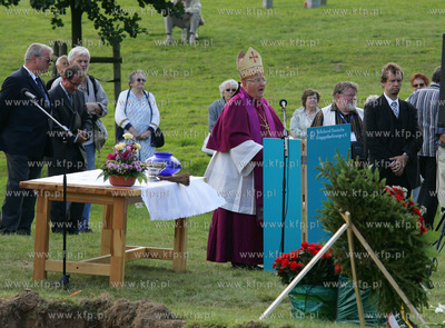 Szczecin/Glinna/zachodniopomorskie. Na cmentarzu wojennym...