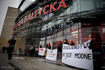 Gdansk. Wejscie do CH Galeria Baltycka. Manifestacja...