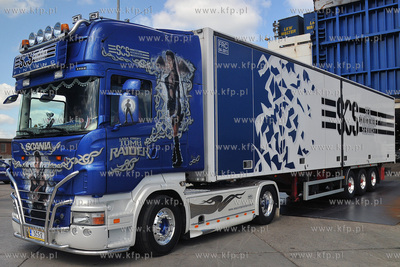 Promem linii FINNLINES przyplynely do gdynskiego portu...