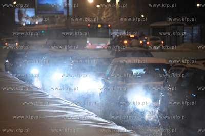 Intensywne opady sniegu spowodowaly utrudnienia na...