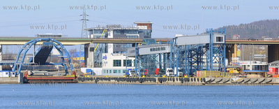 Stocznia Gdynia S.A. NA terenie zakladu dziala obecnie...