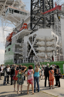 Gdansk. Nabrzeze Obroncow Westerplatte. Podniesienie...