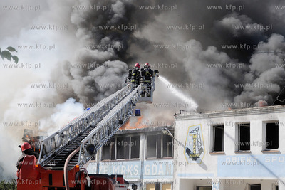 Pozar pustostanu na ulicy Hallera w Gdansku. Pozar...