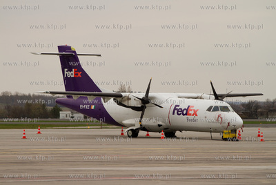 Port Lotniczy Gdansk im. Lecha Walesy. Nz. ATR FeedEX....
