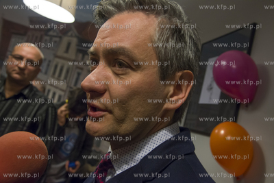 Wieczor wyborczy w sztabie kandydata na prezydenta...