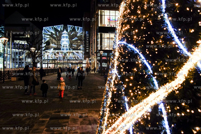 Iluminacja świąteczna i 38 metrowa choinka w Forum...
