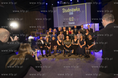 Gdańsk. Studniówka I LO w Starym Maneżu. Nz. grono...