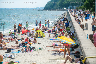 Upalna sobota na plaży miejskiej w Gdyni 15.07.2023...