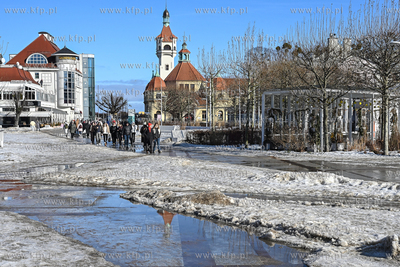 Sopot. Nieuprzątnięty śnieg topnieje tworząc kałuże...