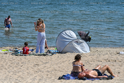 Sopot. Plaża. Upalny weekend spowodował liczne przybycie...