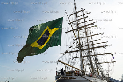 Brazylijska fregata Cisne Branco wpływa do Nabrzeża...