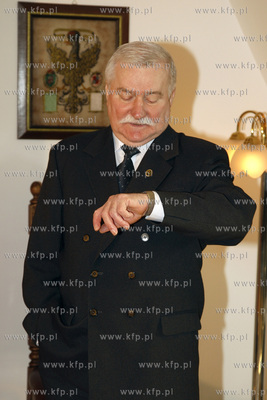 Gdansk. Leche Walesa czeka na spoznionego premiera...