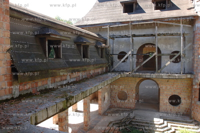 Wnetrze zamku w Lapalicach, polozonego miedzy Chmielnem...