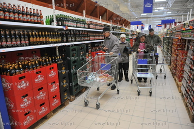 Oficjalne otwarcie dla klientow centrum handlowego...