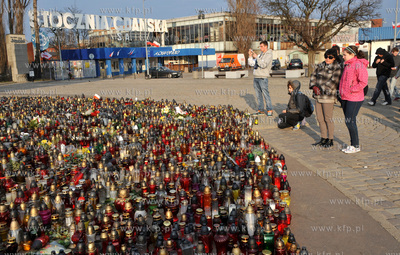 Gdansk. Plac Solidarnosci. Mieszkancy Gdanska pod Polmnikiem...