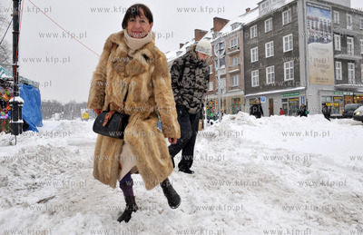 Gdansk. Zasniezone przejscie dla pieszych na ul. Panskiej...