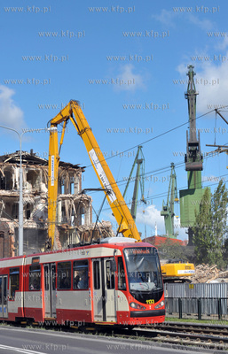 Wyburzanie stoczniowych budynkow przy ul. Jana z Kolna.
06.09.2012...