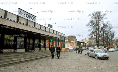 Sopot. Dworzec PKP i okolice oraz postoj taksowek.10.12.2009...