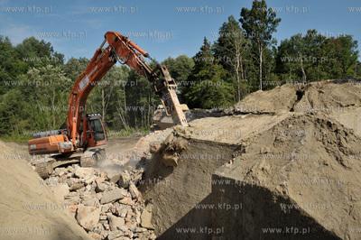 Wyburzanie ostatniego starego wiaduktu dawnej trasy...