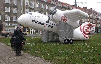 Dmuchany samolot, reklama firimy Eurolot przy placu...